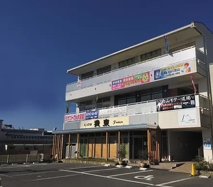 教室が入る建物の外観(昼)