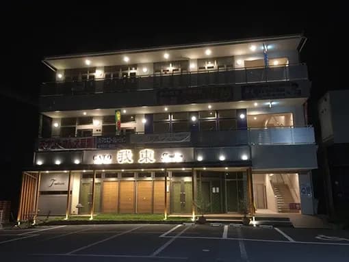 教室が入る建物の外観(夜)